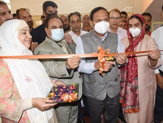 Advisor Bhatnagar inaugurates Blood Donation Camp under ‘Rakhtdan Amrit Mahotsav ' at GMC Srinagar