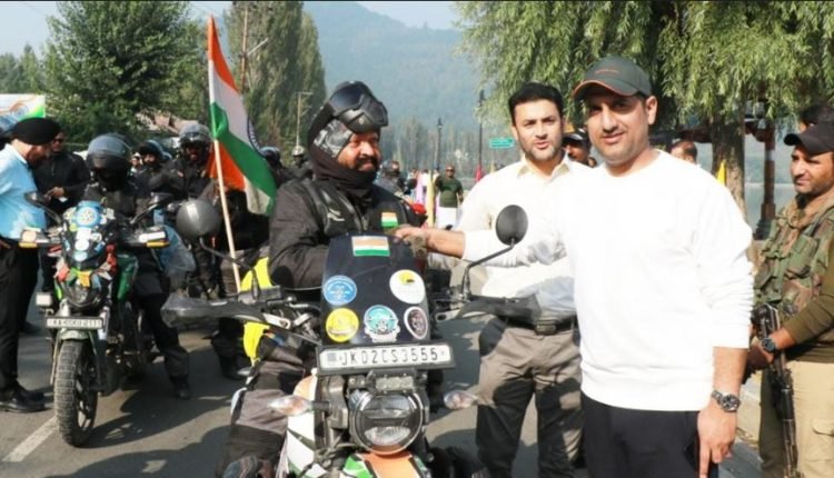 DC Srinagar receives Freedom Riders bike Rally contingent on the banks of iconic Dal Lake