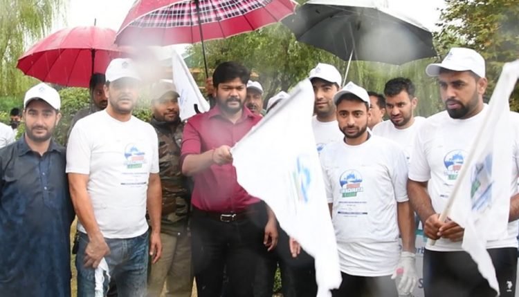 DC Ganderbal flags off awareness rally under Indian Swachhata League