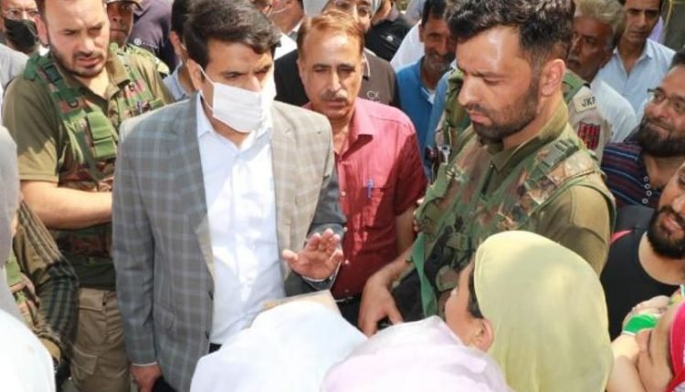 DC Srinagar inspects works at under construction Noor Jehan Bridge, Qamarwari