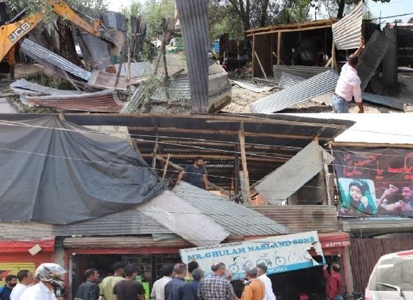LCMA carries out demolition drive in Ashai-bagh Ranger-stop, Srinagar
