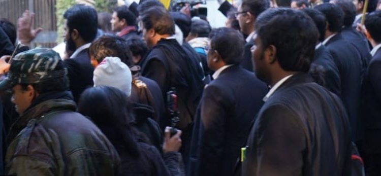 Agitation of J&K High Court Bar Association Continue and work remain suspended