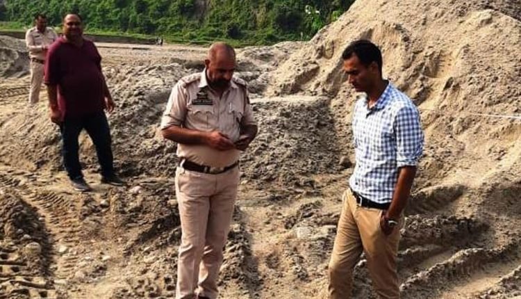 DMO Jammu seizes 1250 MT Sand, 3000 MT stocked Sand restored in Bajalta area