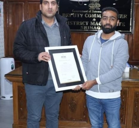 DC Srinagar felicitates Uzair Fayaz Khan of Nowhatta for registering excellence in International Book of Records