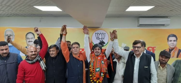 Senior congress leader Karamat quits congress, joins BJP