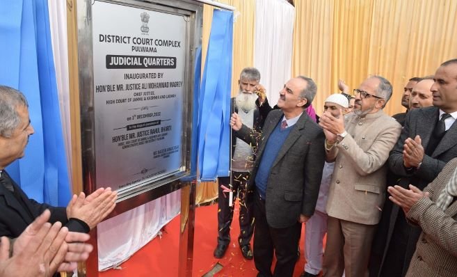 Chief Justice inaugurates residential quarter, lawyers chamber cum utility complex in Pulwama