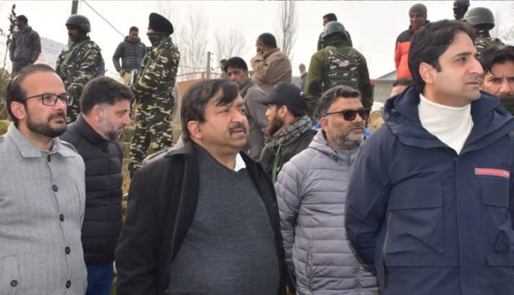 Mayor Srinagar, Principal Secretary H&UDD kick starts massive sanitation drive in Srinagar