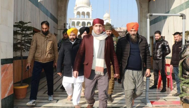 DC Srinagar visits Gurudwara Chhati Padshahi, Greets Sikh Sangat on the occasion of Prakash Purab