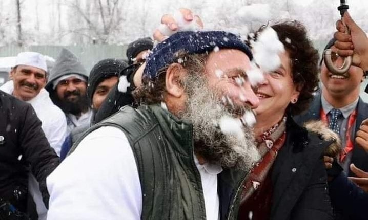 In Srinagar, Rahul Gandhi, Priyanka Play With Snow, Throw It On Each Other