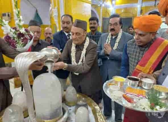 Dr. Karan Singh pays obeisance at Ranbireshwar Temple; prays for peace, prosperity of J&K 