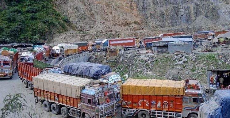 Shooting stones caused a traffic halt on the Jammu-Srinagar National Highway
