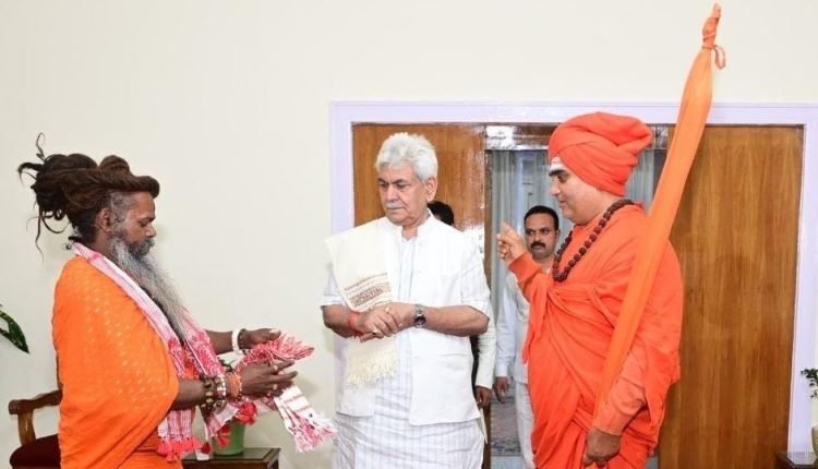 Jagadguru Shankaracharya Swami Shri Adhokshajanad Dev Tirthji Maharaj meets Lt Governor
