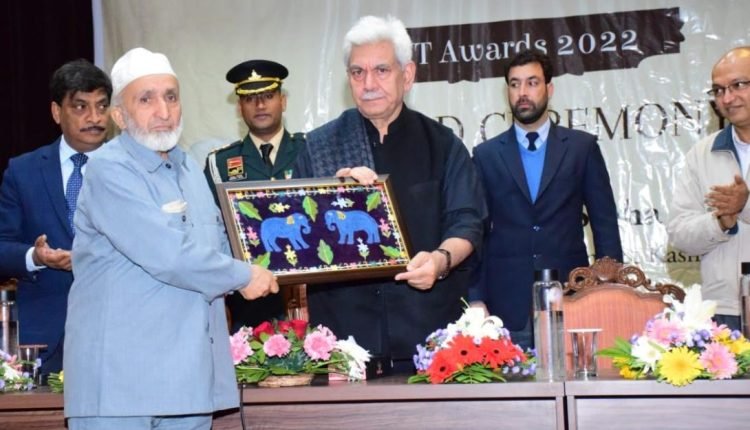 Lt Governor presents UT Level Award to the Artisans