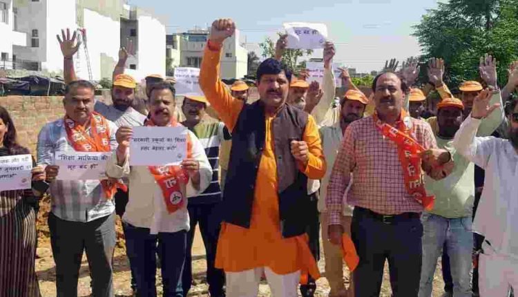 Shiv Sena rue over organized-loot of book, uniform vendors of private schools 