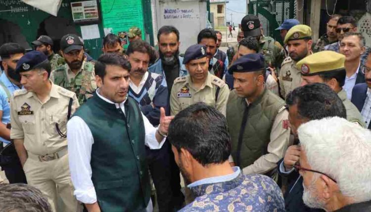 DC Srinagar Mohammad Aijaz Asad pays visit at Dargah Hazratbal