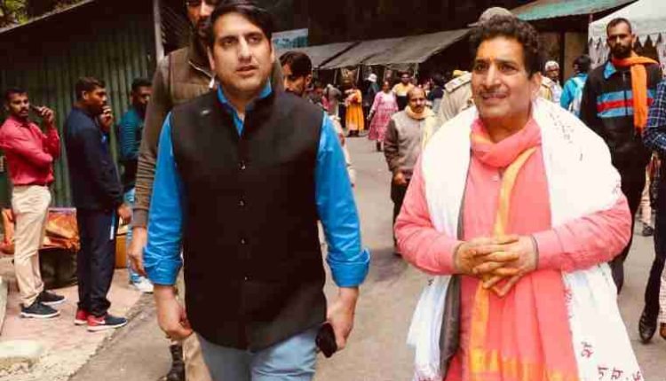 DC Srinagar visits ShankarAcharya Temple; Greets devotees on the occasion of ShankarAcharya Jayanti