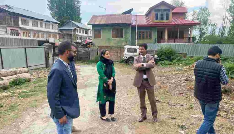 Labour Commissioner visits Pulwama; directs for preparation of Labour Sarai cum office Complex DPR