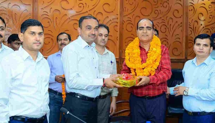 Div Com office Jammu accords warm farewell to retiring Patwari