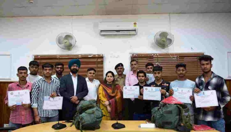 Jammu admin distributes Emergency Response Kits to Aapda Mitras