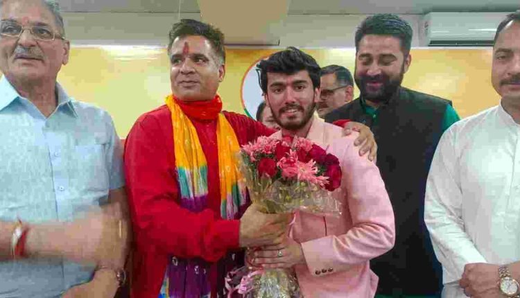 Ravinder Raina, Kavinder, Arun felicitate Chirag Kotwal for bringing laurels to J&K