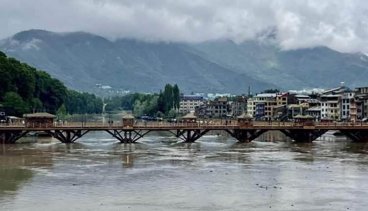 Kashmir Valley Receives Incessant Rainfall, But No Alarming Flood Situation: Chief Engineer