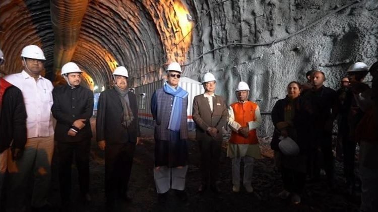 Shri Nitin Gadkari inspects Z-Morh Tunnel with Lieutenant Governor of Jammu and Kashmir Shri Manoj Sinha