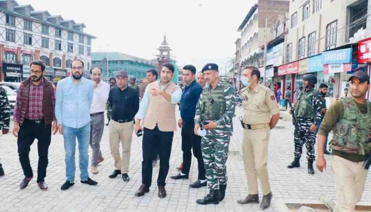 DC Srinagar tours Lal Chowk and adjoining areas of the City; Interacts with Shopkeepers, vendors and other stakeholders