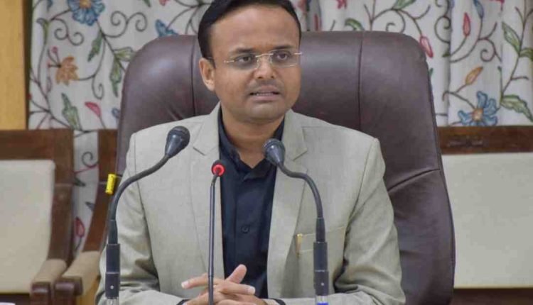 DC Kupwara directs officials to take stock of hailstorm losses
