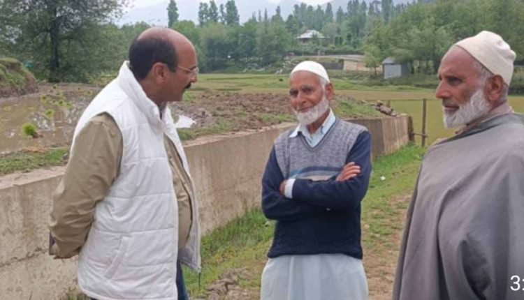 Director Agriculture, Kashmir visits different areas of Kupwara; addresses Kisan Sampark Abhiyan