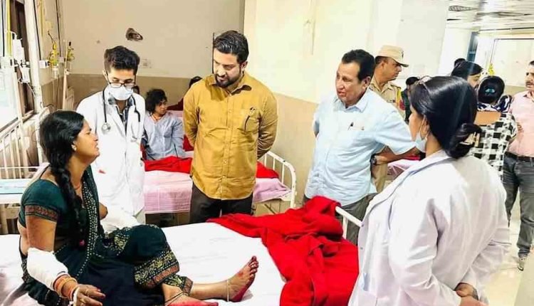 Ghulam Nabi Azad grieved over loss of lives in Jajjar Kotli accident; DPAP workers extend assistance to injured in Jammu hospital