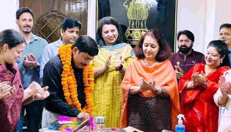 JKRLM accords farewell to retiring  Junior stenographer