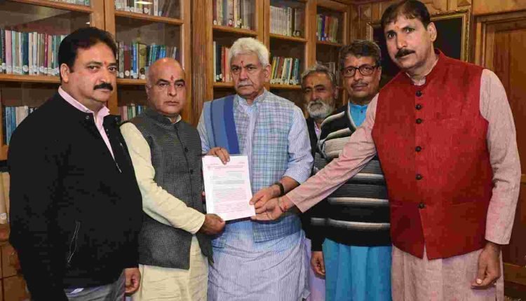 Delegation of Temples & Shrines Prabandhak Committee calls on Lt Governor