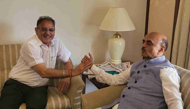 Kavinder calls on MoS Finance Dr Bhagwat Karad, appeals to bring investors in J&K