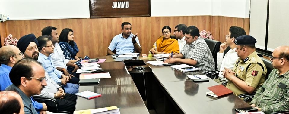 Div Com reviews progress on development works executed in Bahu Fort area under Smart City Project