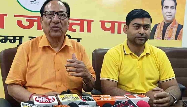 Rahul habitual of insulting India on foreign soil: Y V Sharma