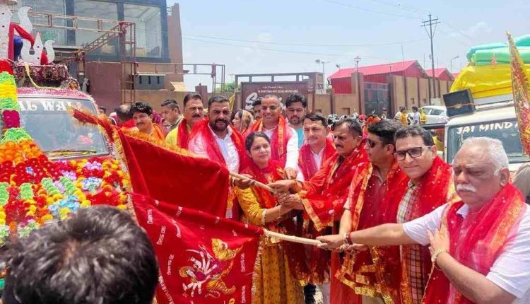 DDC Chairman welcomes Mindal Mata Charri Yatra at Doda