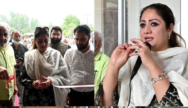 Vice Chairperson KVIB Dr. Hina Shafi Bhat interacts with artisans at Akad Anantnag