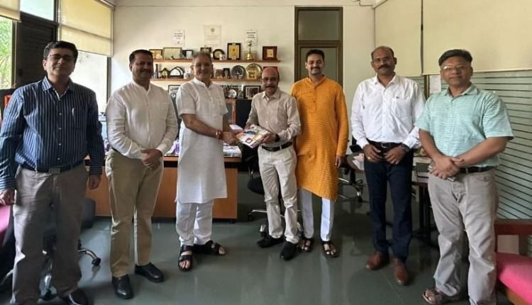 Kavinder visits Petroleum University in Gujarat; discusses ways to reduce dependence on petroleum