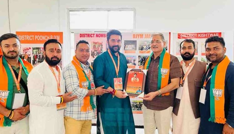 NYC delegation calls on Kavinder, seeks hike in honorarium  