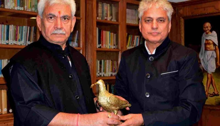Renowned Artist & Painter KK Gandhi calls on Lt Governor