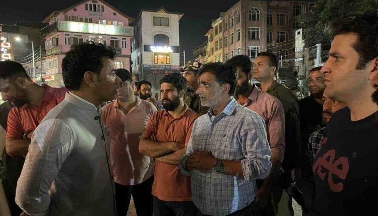 Div Com Kashmir conducts evening city tour; inspects developmental progress of SSCL projects