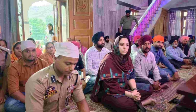 DC B'la visits Gurduwara Chattipadshai; extends greetings to Sikh community on birth anniversary of Shri Guru Hargobind Sahibji
