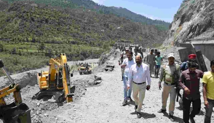 DC Ramban inspects road clearance work on NH-44, Flash Flood Damage  