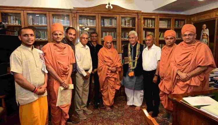 Chairman Shree Swaminarayan Gurukul Vishwavidya Pratishthanam calls on Lt Governor