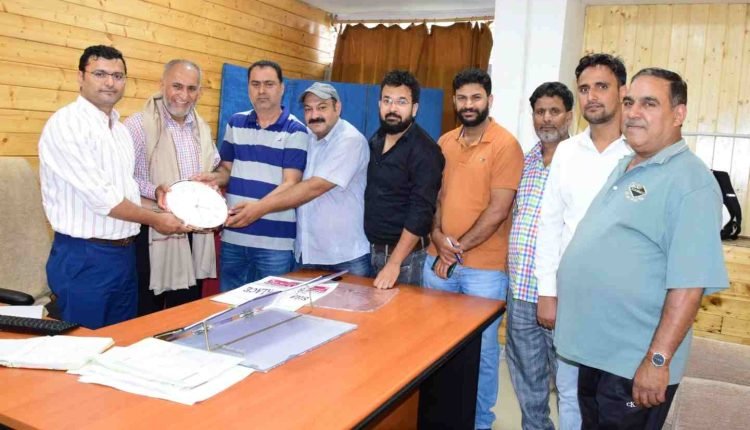 Civil Sectt Treasury bids affectionate farewell to Showket Ahmed