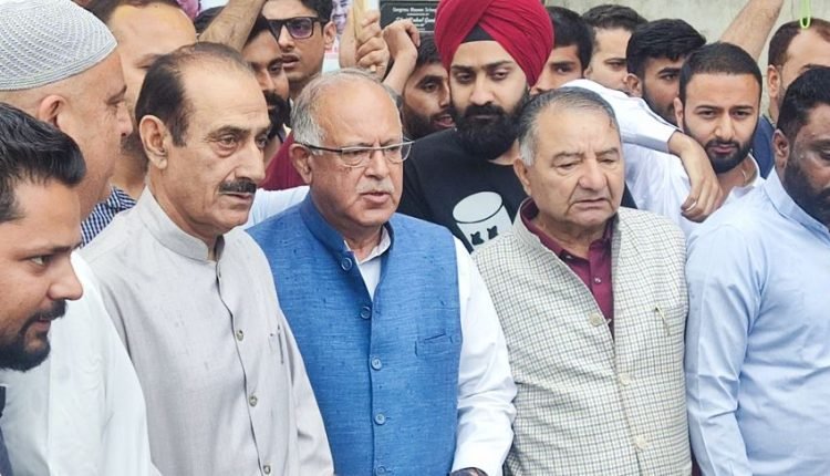 Congress Stages protest, expresses solidarity with Rahul Gandhi