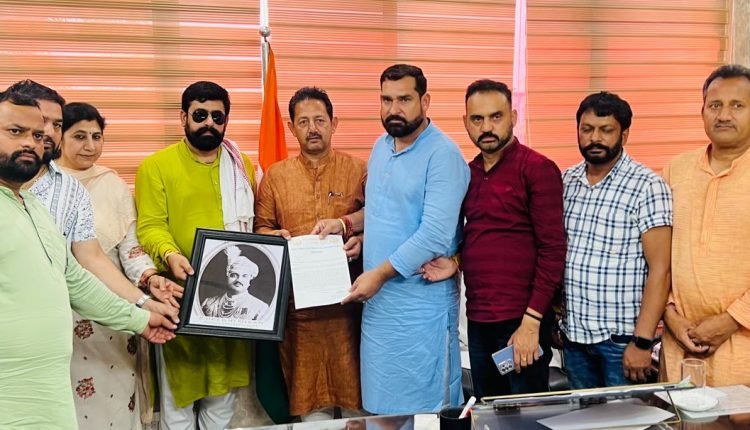 Deputy Mayor Jammu Meets Yuva Rajput Sabha, Discusses Maintenance of Maharaja Hari Singh Ji Statue
