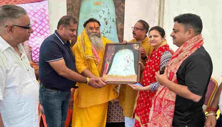 SAYWS honored by Mahant Rameshwar Dass and Ayodhya Mahants for their service at Amarnath langar