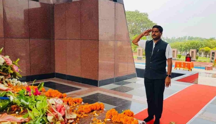 Secretary Jammu Club pays glorious tributes to Martyrs on 24th Kargil Vijay Diwas