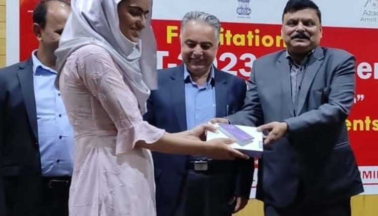 Alok Kumar felicitates NEET qualifiers, 10th/12th class toppers of Kashmir division